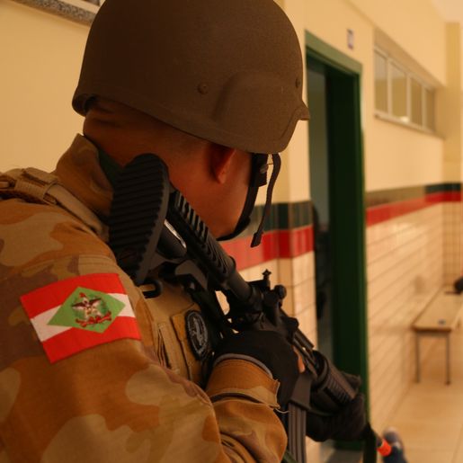 PM realiza treinamento tático em escola de São Miguel do Oeste