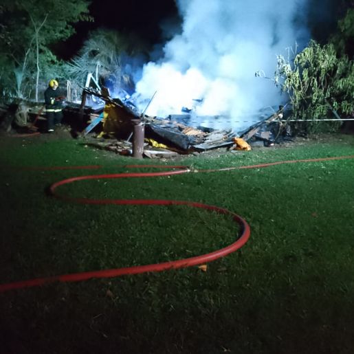 Incêndio consome completamente casa no interior