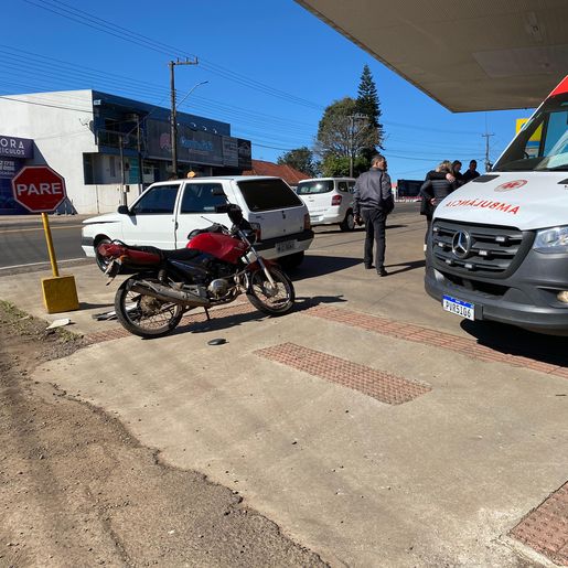 Mulher fica ferida em colisão entre carro e motocicleta na Willy Barth em SMOeste