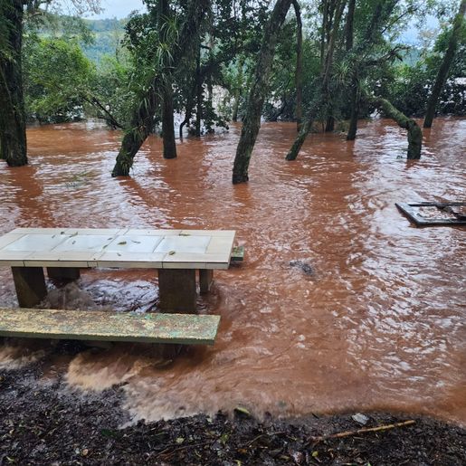 Rio Uruguai atinge Área de Lazer e interdita mais pontes em Itapiranga