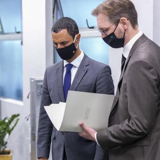 Carlos Moisés entrega defesa no processo de impeachment na Alesc