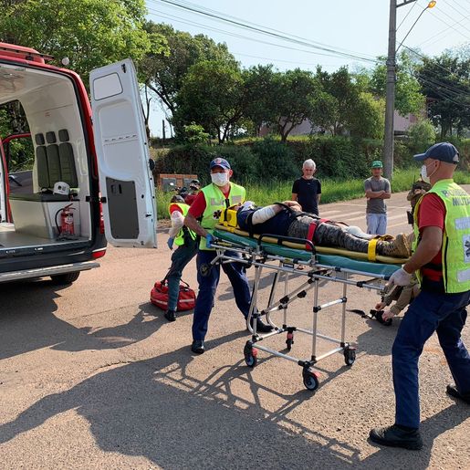VÍDEO: Colisão entre duas motos deixa entregador ferido em SMOeste