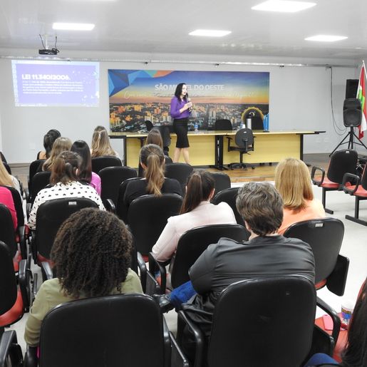 Promotora de Justiça aborda campanha Agosto Lilás com servidoras municipais