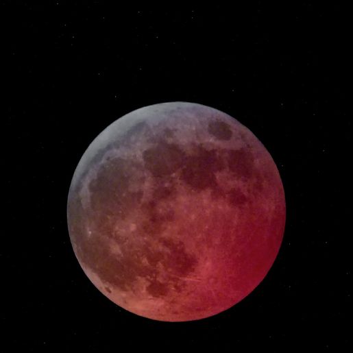 Fenômeno da "Lua de Sangue" é registrado no Extremo Oeste na madrugada