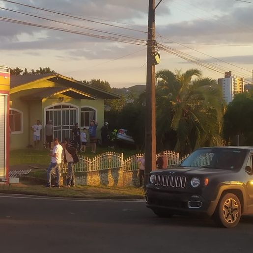 Colisão entre carros termina com veículo atingindo residência em São Lourenço
