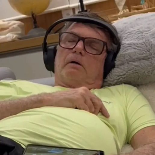 Carlos Bolsonaro divulga vídeo do pai com crise de soluços: “Ele pode morrer”