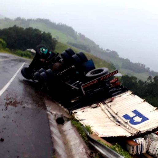 Caminhão baú tomba ao lado da rodovia estadual em Romelândia