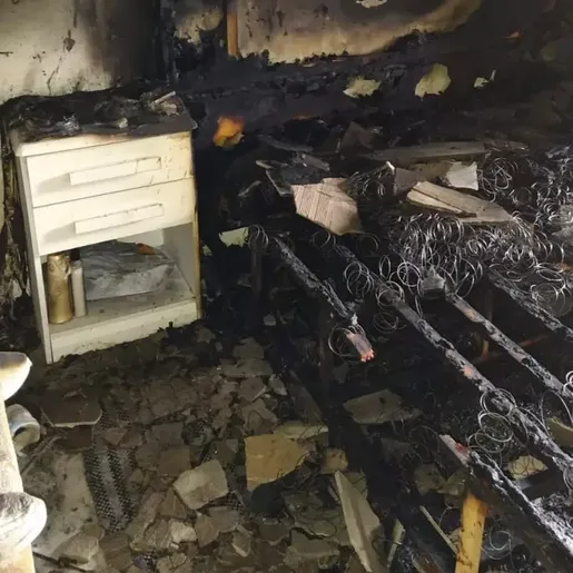 Casa pega fogo e mulher é achada morta em closet em SC