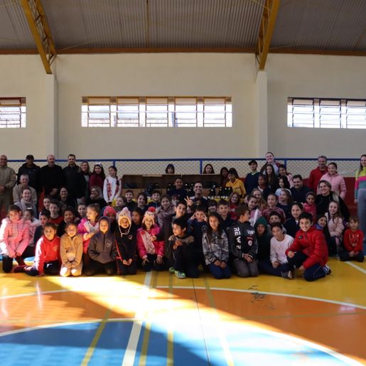 Administração Municipal entrega 30 patins para oficina de patinação