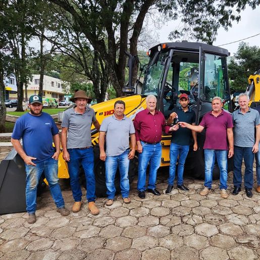 Romelândia recebe dois veículos para duas secretarias