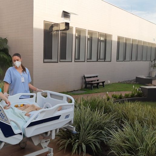 Vítima de atropelamento vê a luz do sol depois de mais de 30 dias na UTI