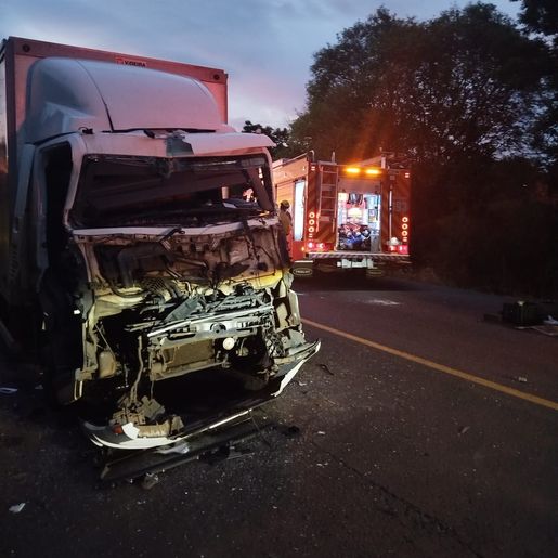 Colisão entre caminhões deixa um ferido na BR-282, em Iraceminha
