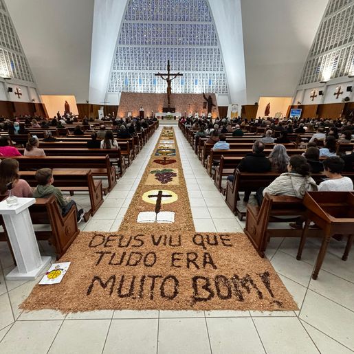 Sem procissão nas ruas, Corpus Christi é celebrado com tapetes dentro da igreja em SMO