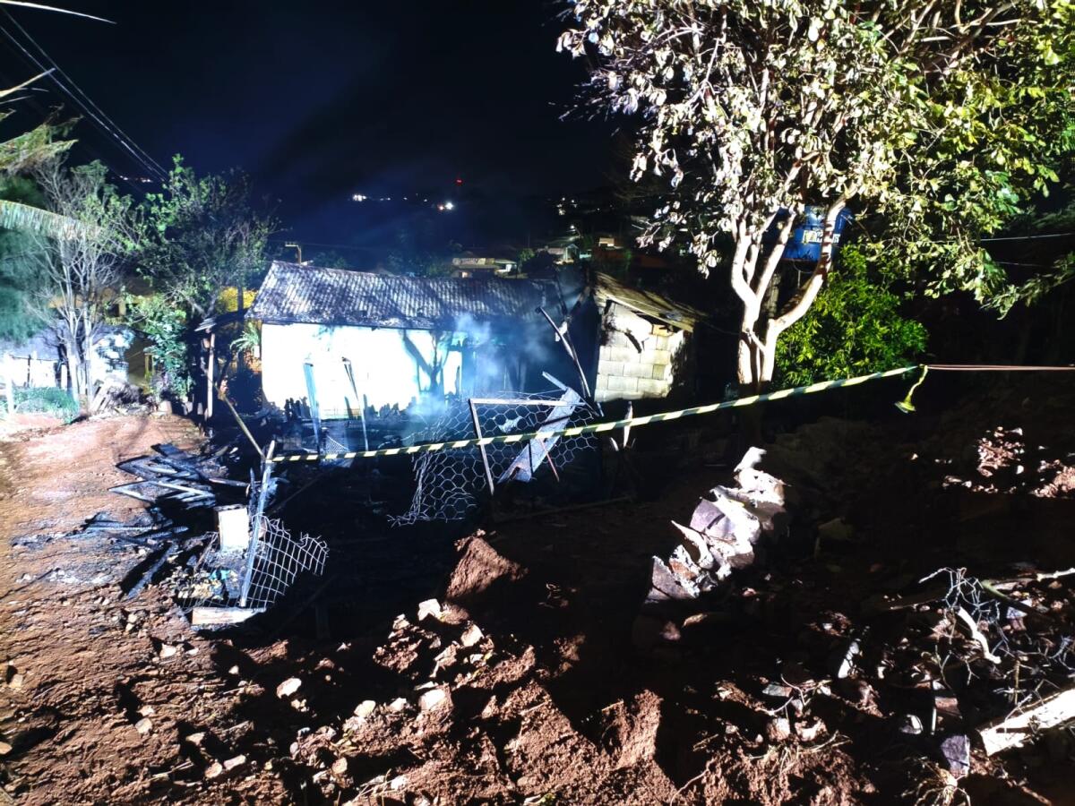 Casa é totalmente destruída por incêndio no interior de Dionísio Cerqueira