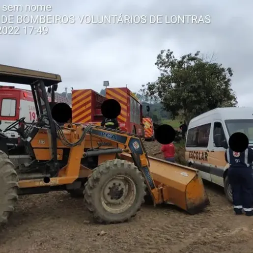 Van escolar tomba, motorista morre e outros seis ficam feridos