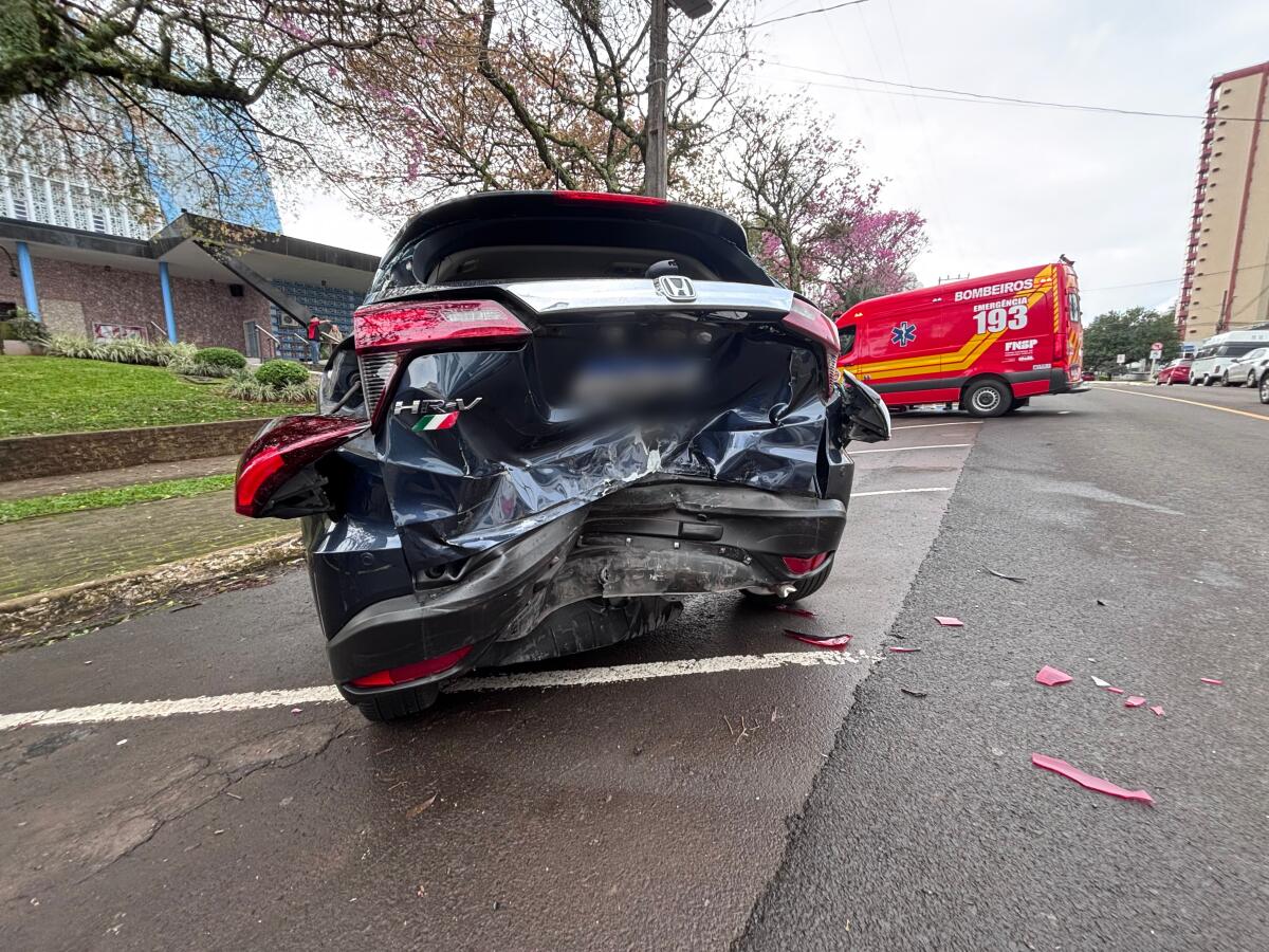 Colisão entre dois carros deixa um homem ferido no centro de São Miguel do Oeste