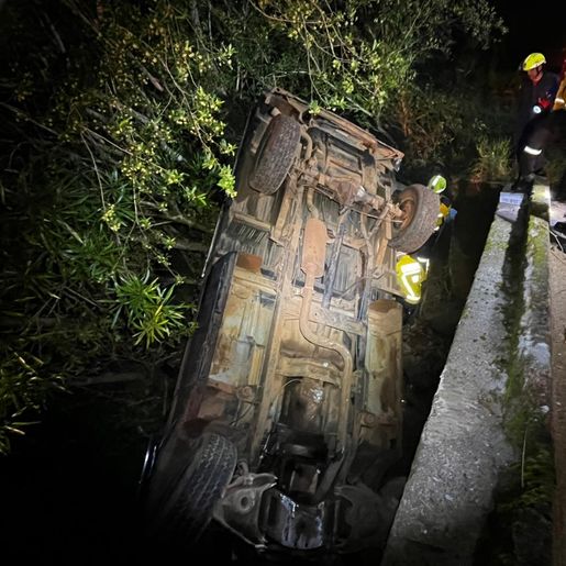 Caminhonete sai da pista e cai de ponte no interior de São Miguel do Oeste