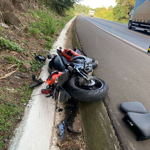 Carro capota em acidente com motocicleta na BR-282