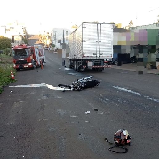 Colisão entre motocicleta e caminhão termina com morte em Campo Erê