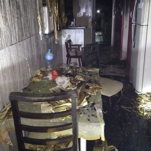 Residência é parcialmente destruída por incêndio em SJCedro