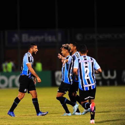 Com dois golaços, Grêmio bate Esportivo e vence a quarta seguida no Gauchão