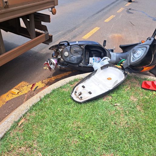 Idoso fica ferido em colisão entre biz e caminhão em Itapiranga