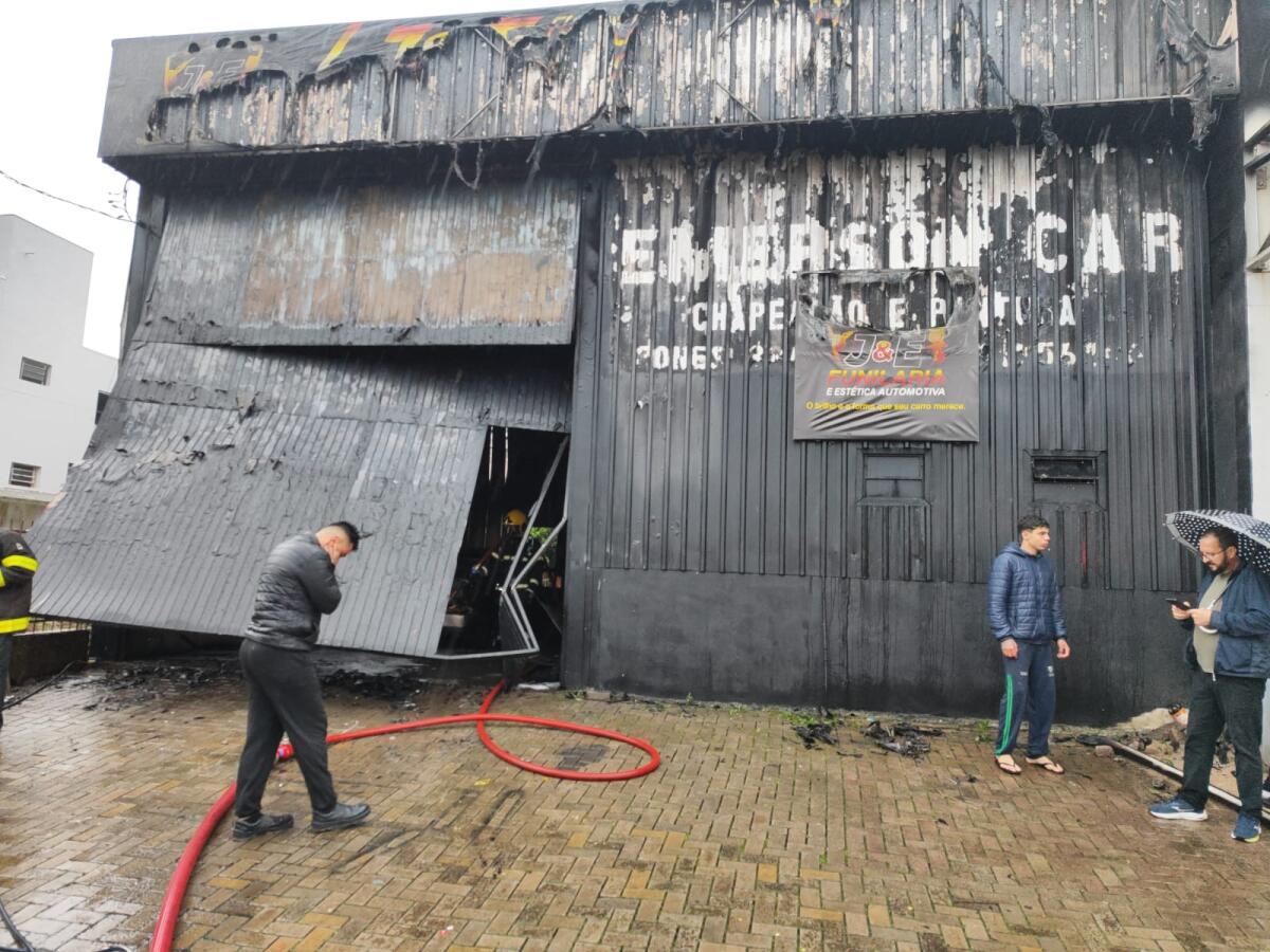 Incêndio atinge funilaria na Efapi, em Chapecó