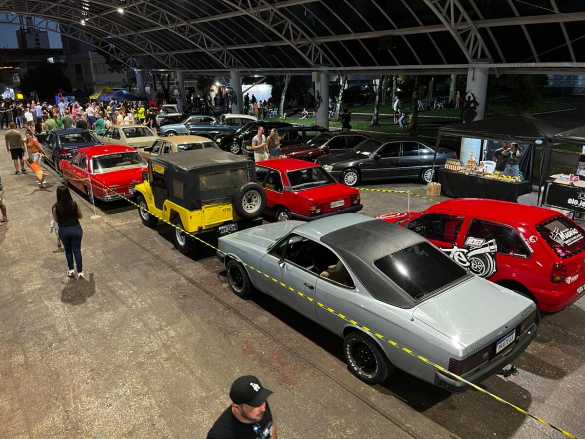 Encontro de carros antigos reúne centenas de veículos na Praça Walnir Bottaro Daniel, em SMO