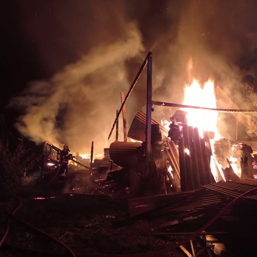 Bombeiros levam 4 horas para controlar incêndio em galpão no interior de Cedro