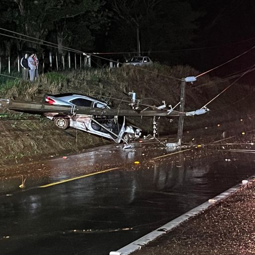 Veículo sai da pista e se choca contra poste de energia entre SMO e Descanso