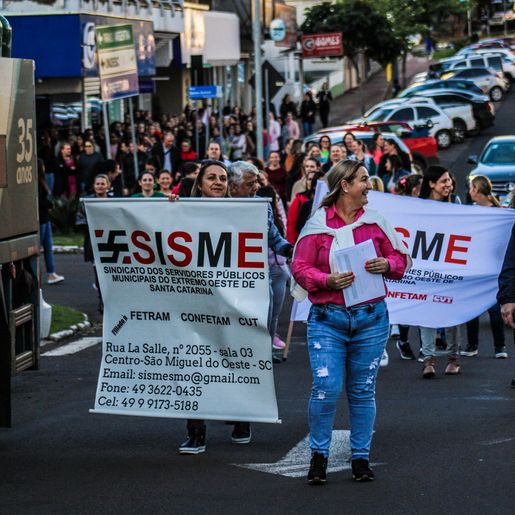 Professores realizam caminhada e cobram Plano de Carreira em SMO; assista