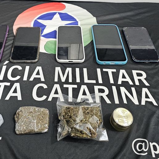 Adolescentes são flagrados com maconha na Praça do Mirante, em SMOeste