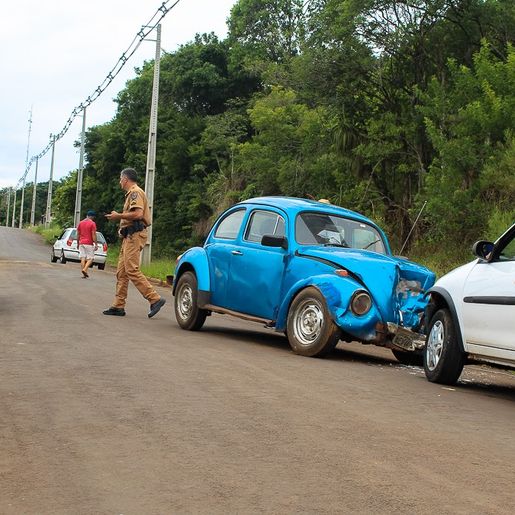 Motorista fica ferido em colisão frontal, em Barracão