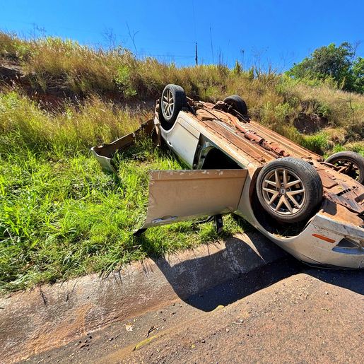 Motorista perde controle da direção e veículo capota na BR 163, entre SMO e GBA