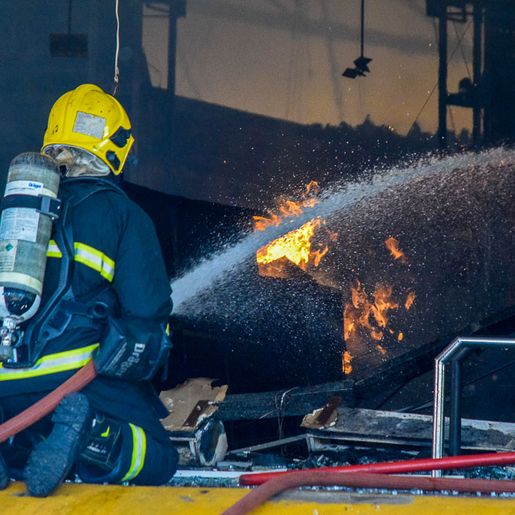 Bombeiros trabalham no rescaldo do incêndio no Super Vipi Center