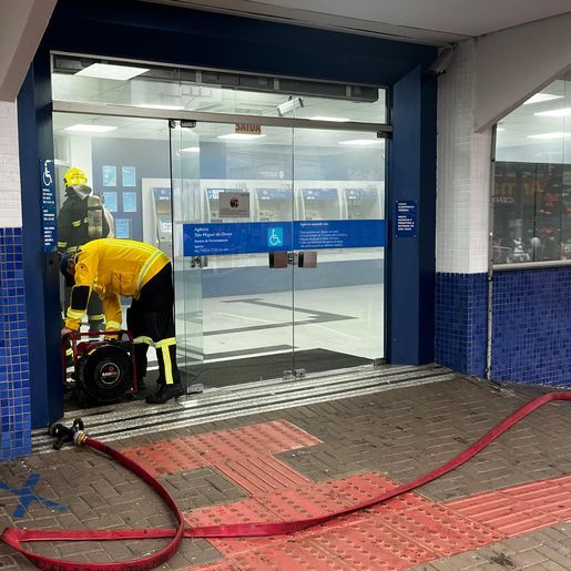 VÍDEO: Sistema de segurança da Caixa gera fumaça e bombeiros são acionados em SMO