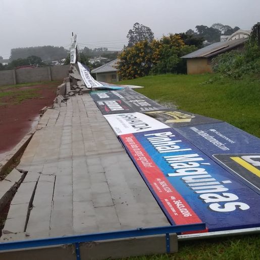 Chuvas intensas causam queda de parte do muro do Estádio Laura Rauber