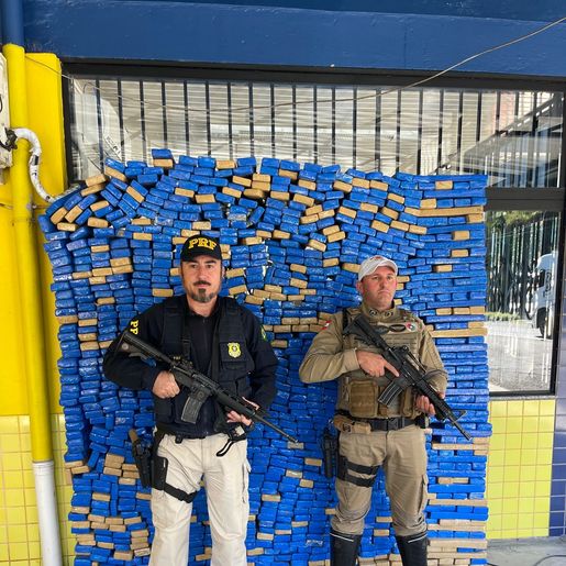 Ação entre PRF e PMRV apreende 1,2 toneladas de maconha em caminhonete roubada