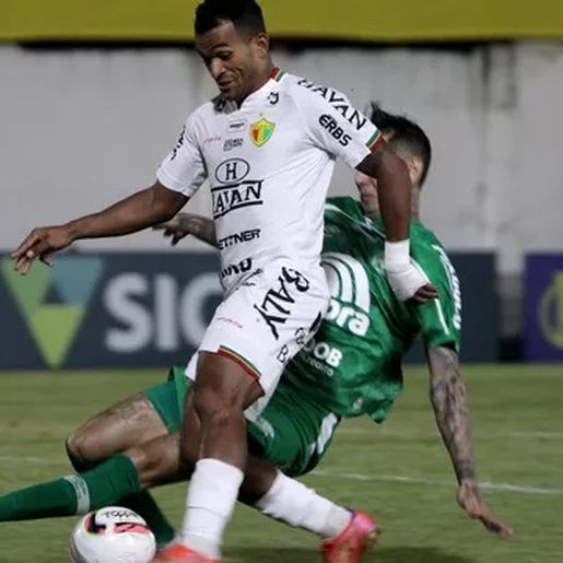 Chape empata fora com Brusque no duelo catarinense e continua no G4
