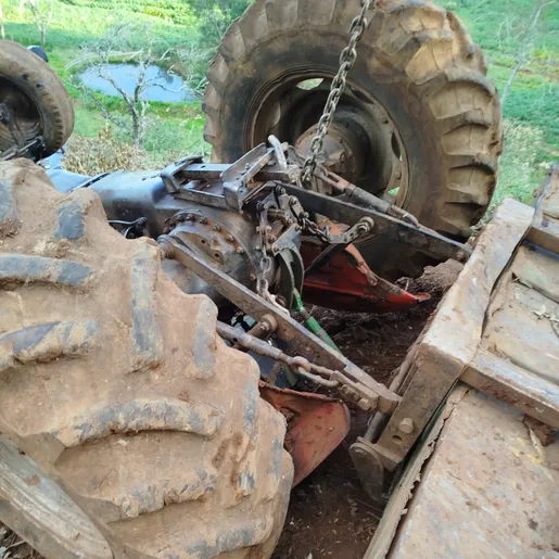 Agricultor fica ferido em capotamento de máquina agrícola na região