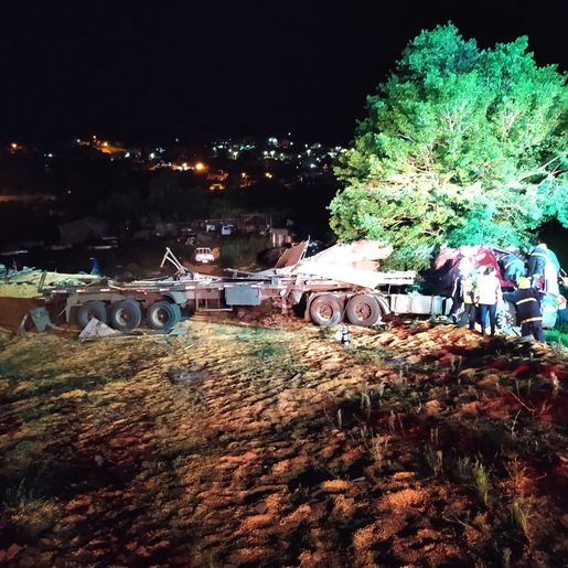 Carreta tomba em Romelândia e motorista é socorrido em estado grave