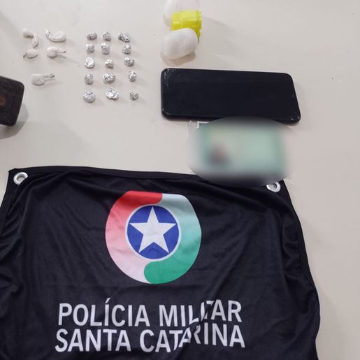Polícia Militar conduz três suspeitos e apreende entorpecentes em SMOeste