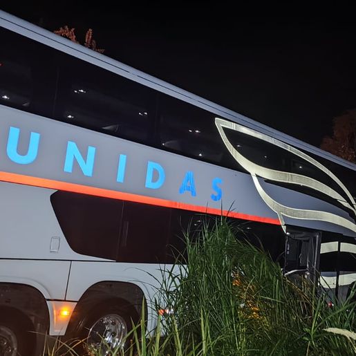 Ônibus com 49 passageiros se envolve em acidente na BR-470