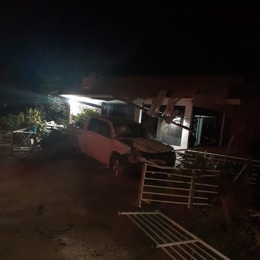 Camionete invade residência às margens da SC 386