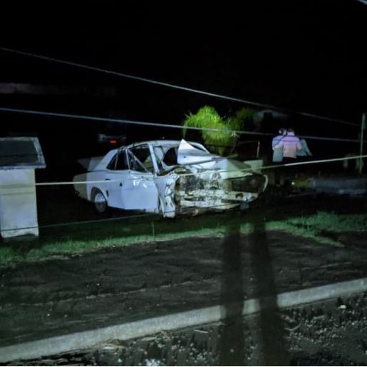 Motorista é jogado pra fora do carro após bater em poste no Oeste de SC