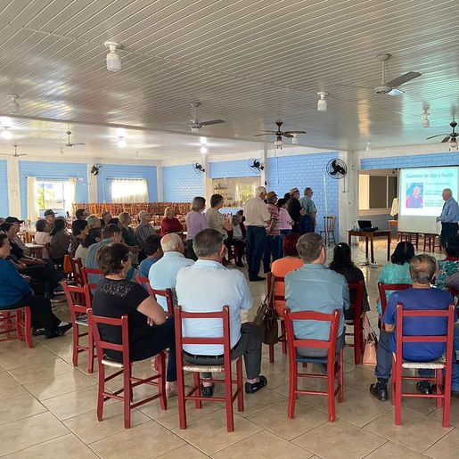 Idosos participam de palestra de prevenção e do cuidado com a saúde