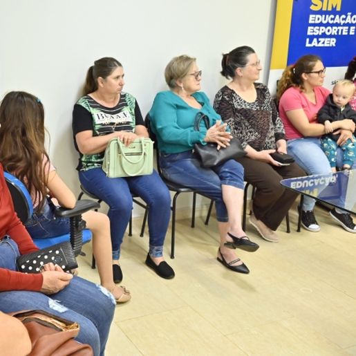 Clubes de mães recebem máquinas de costura para projeto social