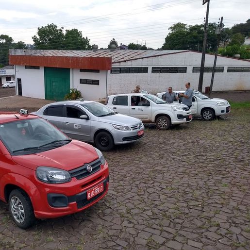 Veículos credenciados para serviço de transporte de passageiros passam por vistoria