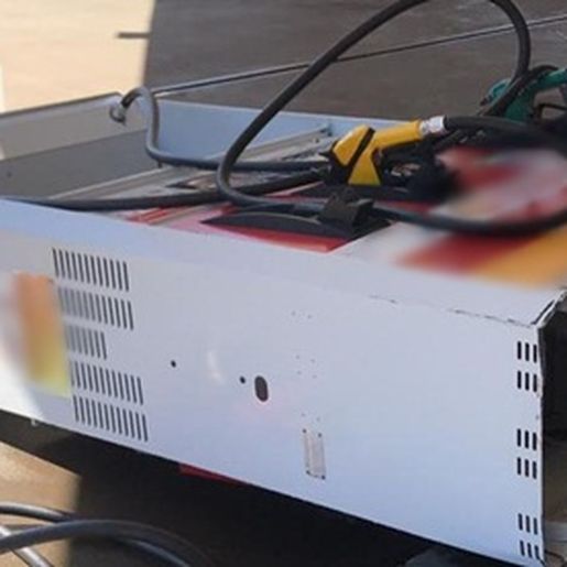 Após abastecer, cliente não percebe mangueira conectada ao carro e arranca bomba