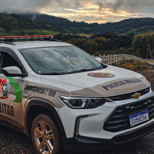 Condutor foge da PM e abandona carro com débitos em Descanso